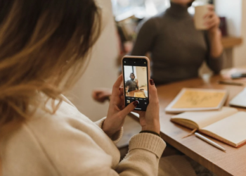 RetouchMe vs. DIY Editing: Which Gets You the Most Realistic Results in 2026?